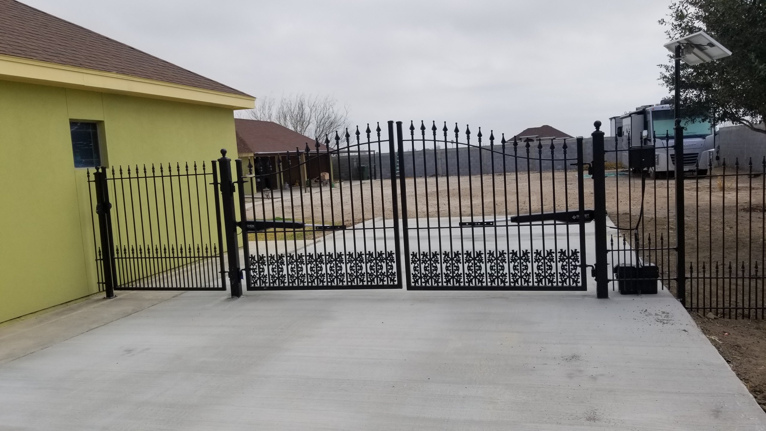 Puppy Picket Style Iron Fence with Classic Style Driveway Gate with Add-on Decorations